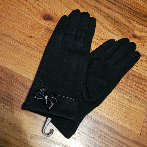 Boutique Retro Style Soft Warm Lightweight Minimalist Black Gloves w/ Bow Accent - Picture 4 of 12